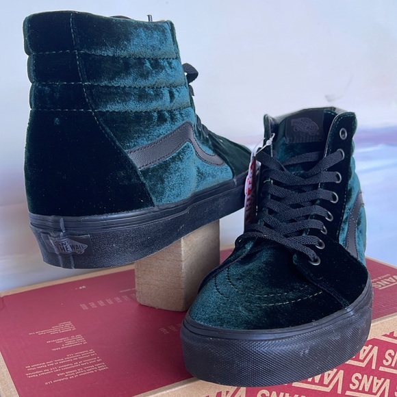 Vans WMNS Sk8-Hi Velvet Green/Black
VN0A4BVT203
Sneakers - Picture 9 of 16